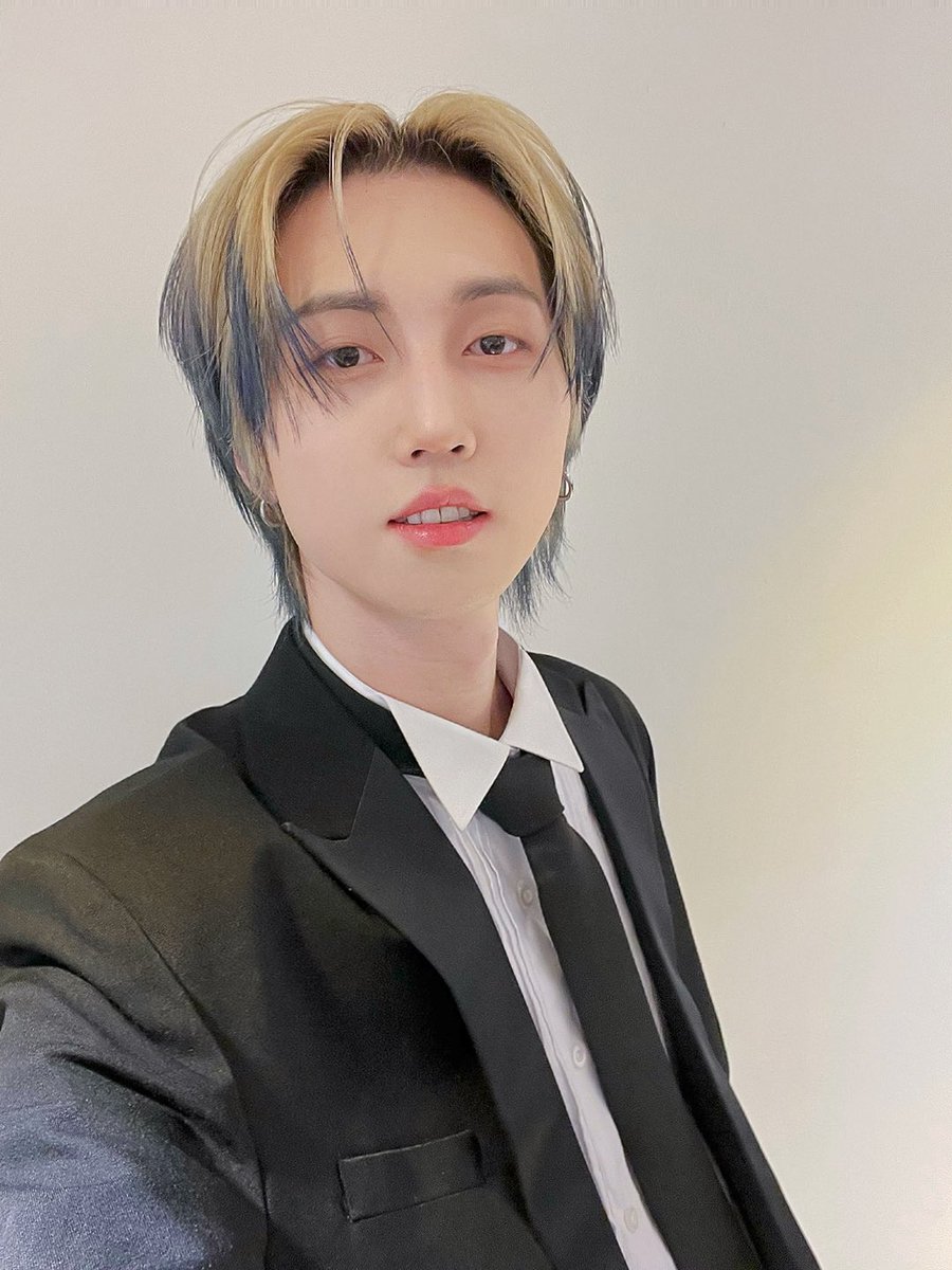 MontOfficial's tweet photo. [📸]
띠용!
2024년 몬트의 비주얼 담당 로주얼 로다 입니다✌️
오늘 로주얼과 함께한 시간 어땠나용?😎
데뷔5주년 함께해서 너무 행복했고 감사했어요❤️앞으로 더 자주봐용 우리🌱

#몬트 #MONT #로다  #RODA https://t.co/25R9qprohJ