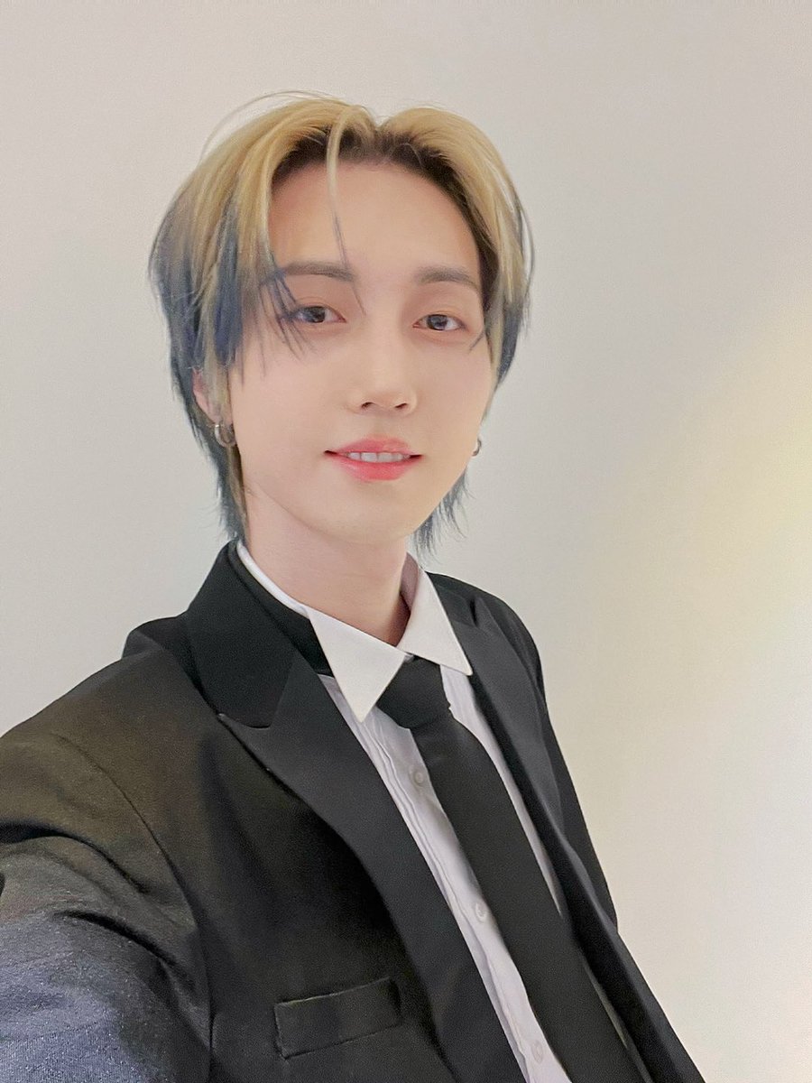 MontOfficial's tweet photo. [📸]
띠용!
2024년 몬트의 비주얼 담당 로주얼 로다 입니다✌️
오늘 로주얼과 함께한 시간 어땠나용?😎
데뷔5주년 함께해서 너무 행복했고 감사했어요❤️앞으로 더 자주봐용 우리🌱

#몬트 #MONT #로다  #RODA https://t.co/25R9qprohJ