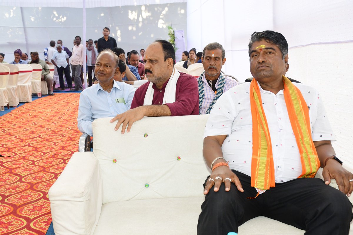 padhi_hemanta's tweet photo. ଭଦ୍ରକ ଜିଲ୍ଲାର ବରିଷ୍ଠ ଆଇନଜୀବି, ଓକିଲ ସଂଘର ପୂର୍ବତନ ସଭାପତି, ବେନ୍ତାଳ ଗ୍ରାମ ପଞ୍ଚାୟତର ପୂର୍ବତନ ସରପଞ୍ଚ,ବିଶିଷ୍ଟ ସମାଜସବୀ ମୋର ଅତି ଆପଣାର ଶ୍ରଦ୍ଧେୟ ୰ ସ୍ଵର୍ଗତ ଦିଲିପ ମହାପାତ୍ର ଙ୍କ ପ୍ରଥମ ଶ୍ରାଦ୍ଧ ବାର୍ଷିକୀରେ ଯୋଗଦେଇ ଶ୍ରଦ୍ଧାଞ୍ଜଳି ଅର୍ପଣ କଲି ।। https://t.co/72ez7nXINB