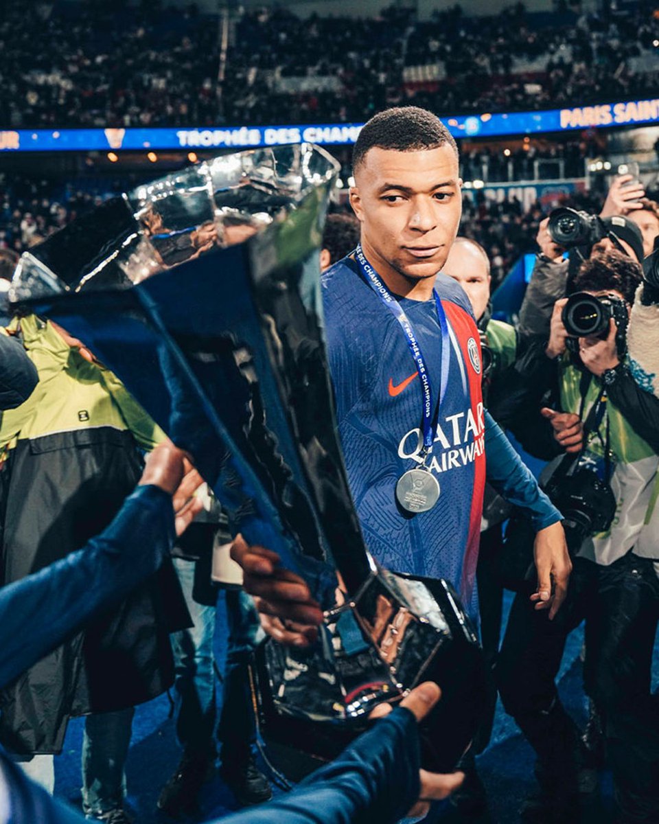 Ligue1_ENG's tweet photo. Kylian Mbappé. A WINNER. 👀🏆 https://t.co/8Zmg0YUPaR