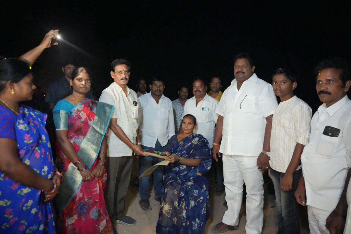 JaggireddyYSRCP's tweet photo. సొంత ఇంటి కల సాకారం.

స్థలం చూపించి,పసుపు కుంకుమలతో ఇళ్లపట్టాలు అందచేసి,ఇచ్చిన మాట నిలబెట్టుకున్న ఎమ్మెల్యే చిర్ల జగ్గిరెడ్డి గారు.

#AdminPost #GadapaGadapaprogram #YSJaganCares #YSRPensionKanuka #AndhraPradesh #Kothapeta #ChirlaJaggiReddy #JaganannaIllaPattalu https://t.co/g5gGHG6PH7
