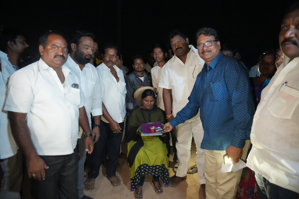JaggireddyYSRCP's tweet photo. సొంత ఇంటి కల సాకారం.

స్థలం చూపించి,పసుపు కుంకుమలతో ఇళ్లపట్టాలు అందచేసి,ఇచ్చిన మాట నిలబెట్టుకున్న ఎమ్మెల్యే చిర్ల జగ్గిరెడ్డి గారు.

#AdminPost #GadapaGadapaprogram #YSJaganCares #YSRPensionKanuka #AndhraPradesh #Kothapeta #ChirlaJaggiReddy #JaganannaIllaPattalu https://t.co/g5gGHG6PH7