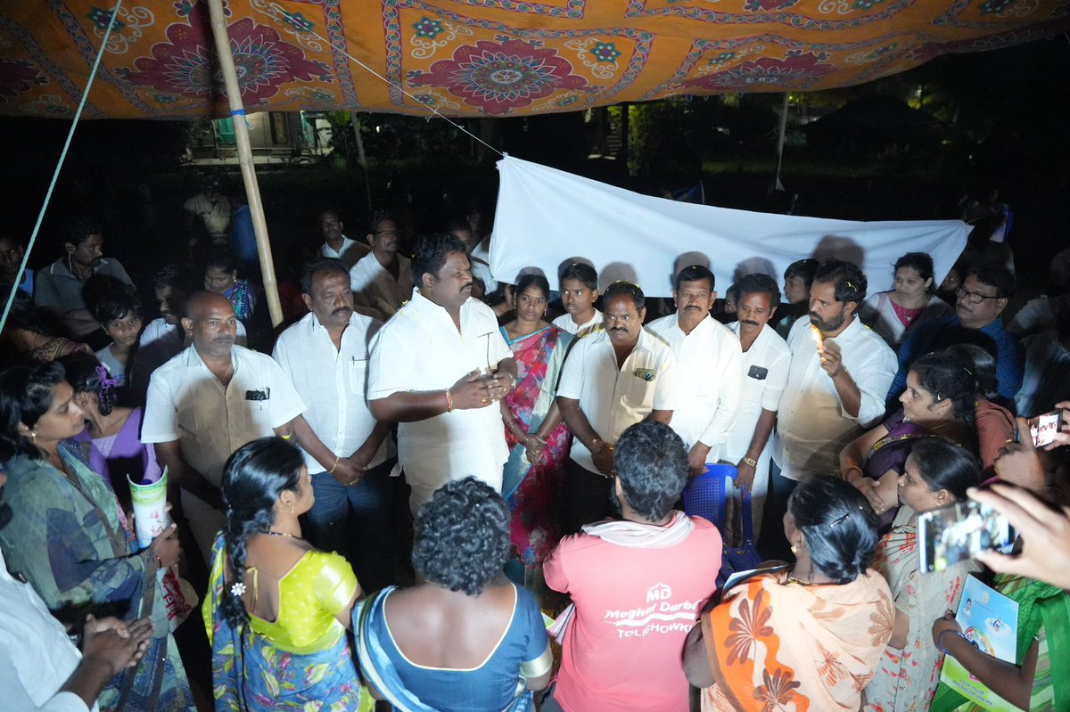 JaggireddyYSRCP's tweet photo. సొంత ఇంటి కల సాకారం.

స్థలం చూపించి,పసుపు కుంకుమలతో ఇళ్లపట్టాలు అందచేసి,ఇచ్చిన మాట నిలబెట్టుకున్న ఎమ్మెల్యే చిర్ల జగ్గిరెడ్డి గారు.

#AdminPost #GadapaGadapaprogram #YSJaganCares #YSRPensionKanuka #AndhraPradesh #Kothapeta #ChirlaJaggiReddy #JaganannaIllaPattalu https://t.co/g5gGHG6PH7