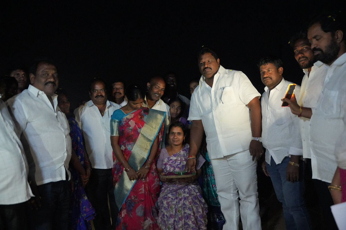 JaggireddyYSRCP's tweet photo. సొంత ఇంటి కల సాకారం.

స్థలం చూపించి,పసుపు కుంకుమలతో ఇళ్లపట్టాలు అందచేసి,ఇచ్చిన మాట నిలబెట్టుకున్న ఎమ్మెల్యే చిర్ల జగ్గిరెడ్డి గారు.

#AdminPost #GadapaGadapaprogram #YSJaganCares #YSRPensionKanuka #AndhraPradesh #Kothapeta #ChirlaJaggiReddy #JaganannaIllaPattalu https://t.co/g5gGHG6PH7