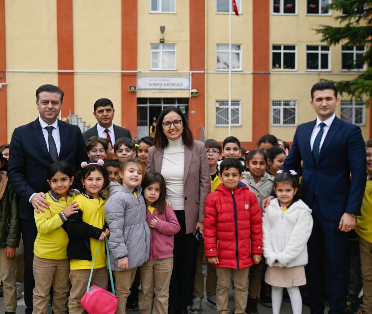 Valimiz Dr. Hülya Kaya İl ve İlçe protokolüyle birlikte Altınova İlçemizdeki Subaşı Beldemizde bulunan "Göç Müzesi" ile Subaşı İlkokulu ve Ortaokulunu ziyaret etti.