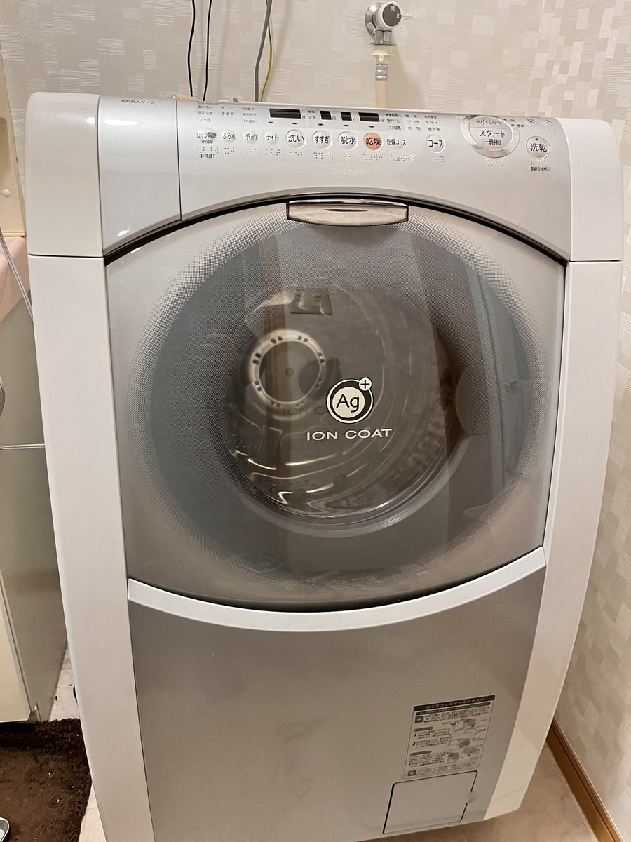 ChromeCateye's tweet photo. 恒例？17年物の洗濯機メンテ
2年ぶりの開帳、前回のメンテではパッキン交換結局してないので今回交換。（適当なモノタロウの汎用パッキン）
今回は2日掛けて洗濯槽も外して裏側のフィルターも掃除してみた。
少し錆てる部分は錆転換剤と耐熱シール剤で応急処置。 https://t.co/ZnhJxNf4Ry
