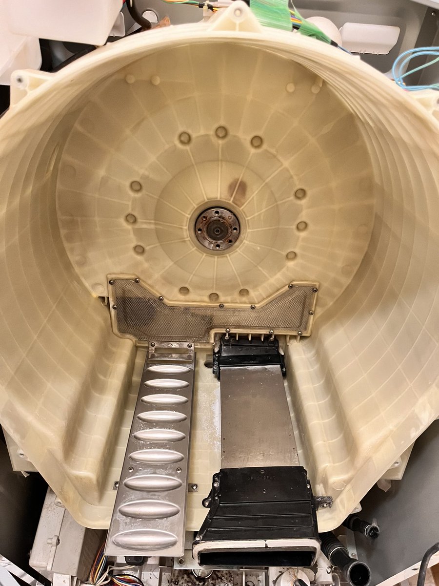 ChromeCateye's tweet photo. 恒例？17年物の洗濯機メンテ
2年ぶりの開帳、前回のメンテではパッキン交換結局してないので今回交換。（適当なモノタロウの汎用パッキン）
今回は2日掛けて洗濯槽も外して裏側のフィルターも掃除してみた。
少し錆てる部分は錆転換剤と耐熱シール剤で応急処置。 https://t.co/ZnhJxNf4Ry