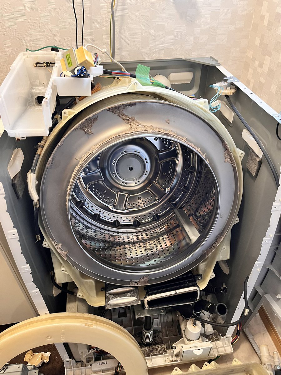 ChromeCateye's tweet photo. 恒例？17年物の洗濯機メンテ
2年ぶりの開帳、前回のメンテではパッキン交換結局してないので今回交換。（適当なモノタロウの汎用パッキン）
今回は2日掛けて洗濯槽も外して裏側のフィルターも掃除してみた。
少し錆てる部分は錆転換剤と耐熱シール剤で応急処置。 https://t.co/ZnhJxNf4Ry