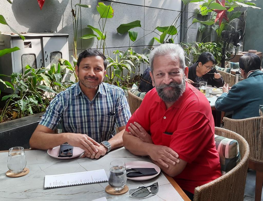 w_karve's tweet photo. Lovely Afternoon talking to Facebook Friend who I met in person for the first time.
#Murphies #PrabhatRoad #Pune https://t.co/seztvj9Mdq
