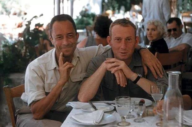 literlandweb1's tweet photo. Última fotografía de Albert #Camus, junto a su amigo el editor Michel Gallimard. Michel conducía el vehículo Facel Vega en el momento del siniestro que costó la vida a Camus el 4 de enero de 1960, hace hoy 64 años. 
También viajaban Janine, mujer de Gallimard, y su hija Anne. 
Aunque Gallimard sobrevivió al accidente, falleció cinco días después a consecuencia de las heridas.