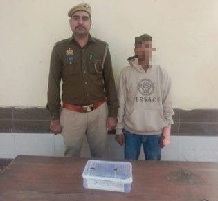 bijnorpolice's tweet photo. #BijnorPolice
थाना नगीना देहात पुलिस ने अभियुक्त को एक अवैध तमन्चा 12 बोर व कारतूस सहित किया गिरफ्तार । 
#UPPolice https://t.co/4bgOzaOa1Z
