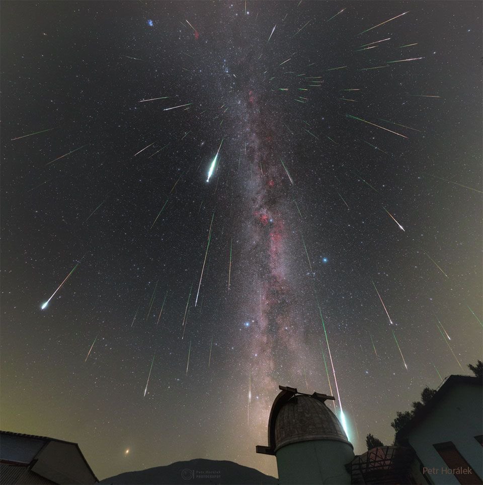 Astrophile_AR's tweet photo. شهب الرباعيات، وما أدراك ما شهب الرباعيات🤍

من منتصف ليل الرابع من يناير، وحتى الخامس منه💫

لا تفوتون عرض سماء الليلة الفريد من نوعه 🌌🎆

تصل في ذروتها لـ120 شهاب في الساعة🎇💫 https://t.co/VjmdjCMBgk