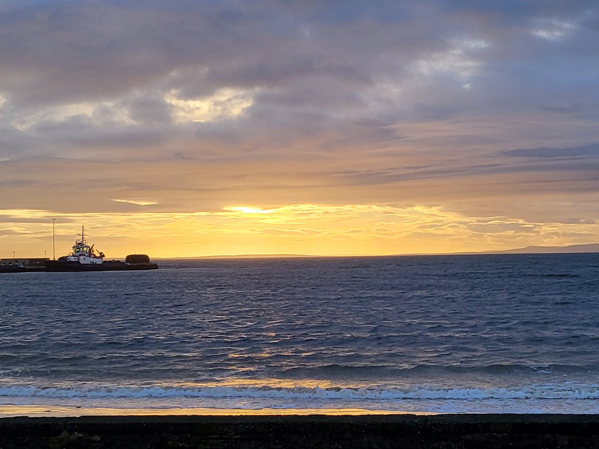 etherley's tweet image. Lunchtime sun before it goes for the day.  #Scapa #Orkney
