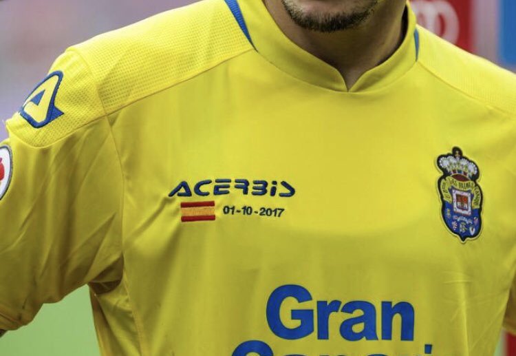 sglezzzz's tweet photo. Saltaron al campo con esto el día que estaban apaleando a gente por votar. No somos club amigo, sucias ratas. Ojalá se pudran en segunda más pronto que tarde. https://t.co/6nlIUKORIj