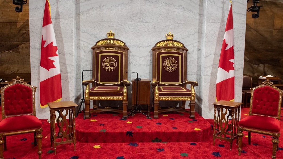 As Canada’s Parliament undergoes renovations, the Senate is meeting in the old Government Conference Centre. In the interim, Queen Elizabeth gifted throne chairs made from wood from her Windsor Great Park for use while Canada’s Throne & Senate Chamber are restored. 🌳🇨🇦 #cdnpoli