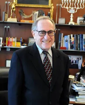 ElNecio_Cuba's tweet photo. 🇮🇱  Alan Dershowitz, seleccionado para representar a Israel ante la Corte Penal Internacional por acusaciones de genocidio, aparece mencionado con una niña que fue obligada a tener sexo en repetidas ocasiones.

Según KontraInfo, en los años 90, los servicios de inteligencia de Israel usaban material fílmico sexual para extorsionar a las élites norteamericanas, tal y como se revela en la nota del año 2014 de The Times of Israel titulada “Netanyahu said to have offered Lewinsky tapes for Pollard”