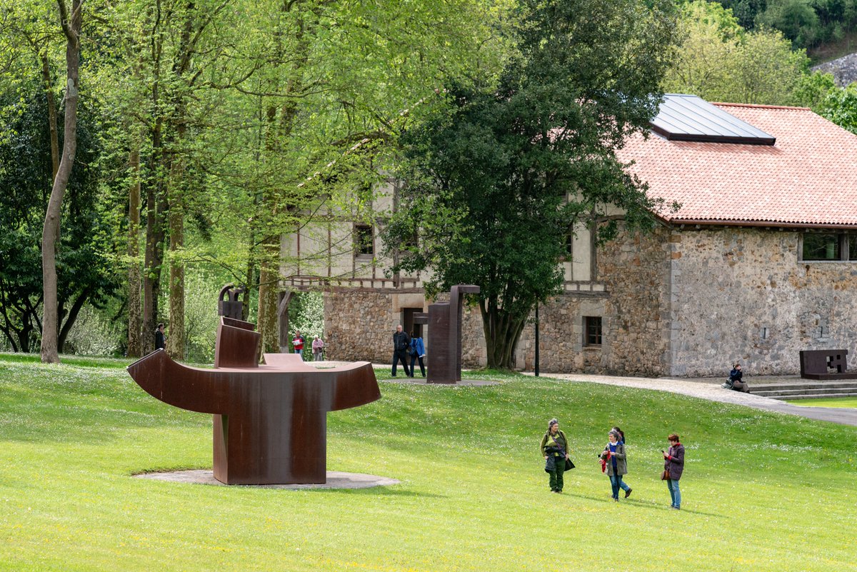 ¡Celebramos el centenario de Eduardo Chillida (@chillida100) con un fin de semana de puertas abiertas en #ChillidaLeku! El próximo 10 de enero se cumplirán 100 años del nacimiento del artista vasco y queremos celebrarlo contigo el 13 y 14 de enero. ¡Ven a visitarnos!