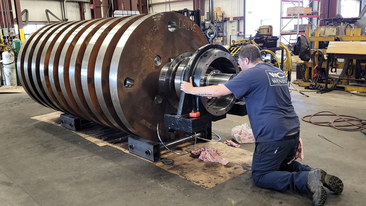 wendtcorp's tweet image. Our Service Techs can do it all! Here's a demonstration of a bearing installation on a new 74x104 WENDT Bowe Rotor.

#rotors #shredding #shredderrotors #recycling #scrap
