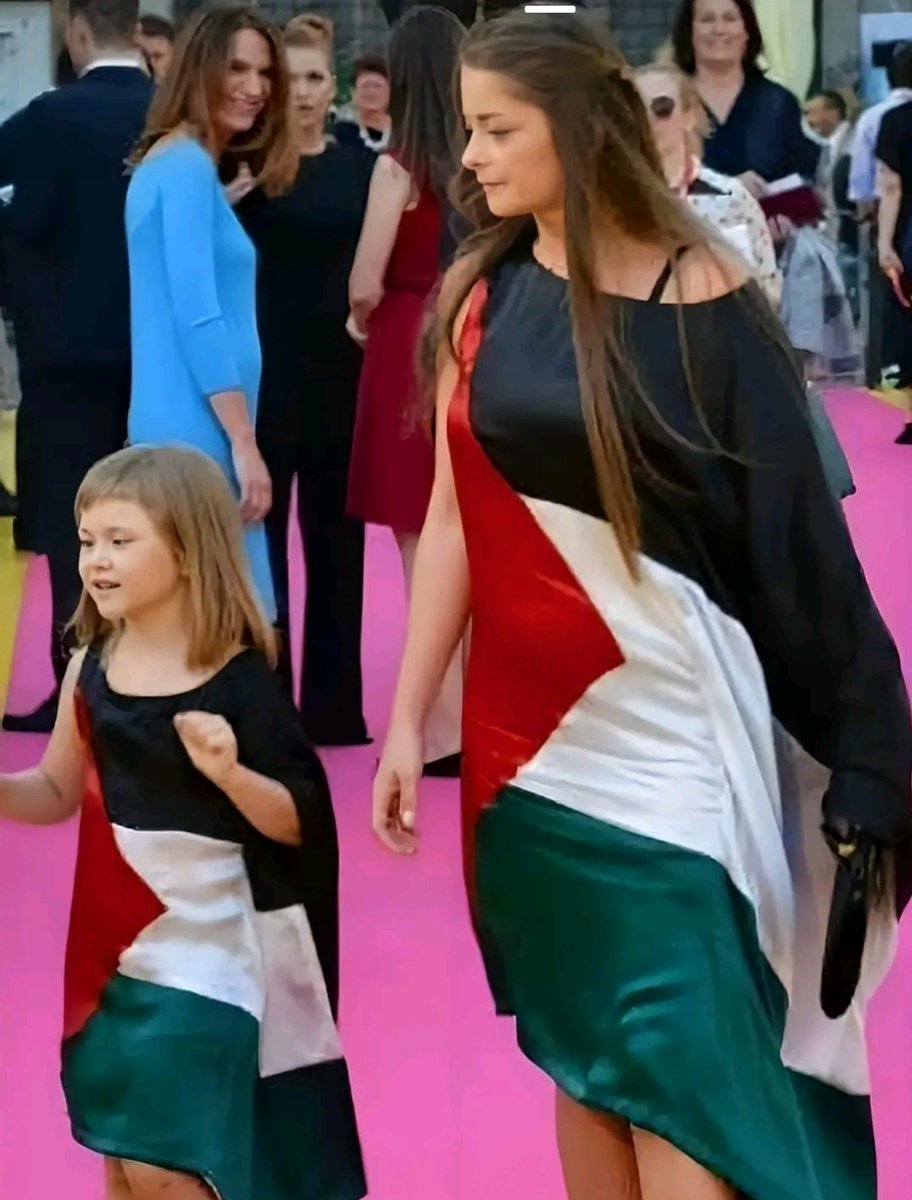 SDGMasterglass's tweet photo. Quand la dignite passe devant des hypocrites Sabina Sabitich presidente du festival du film de Sarajevo avec sa fille.

😍😍😍❤️❤️❤️🇵🇸🇵🇸🇵🇸👏👏👏 https://t.co/6wyXApzkzh
