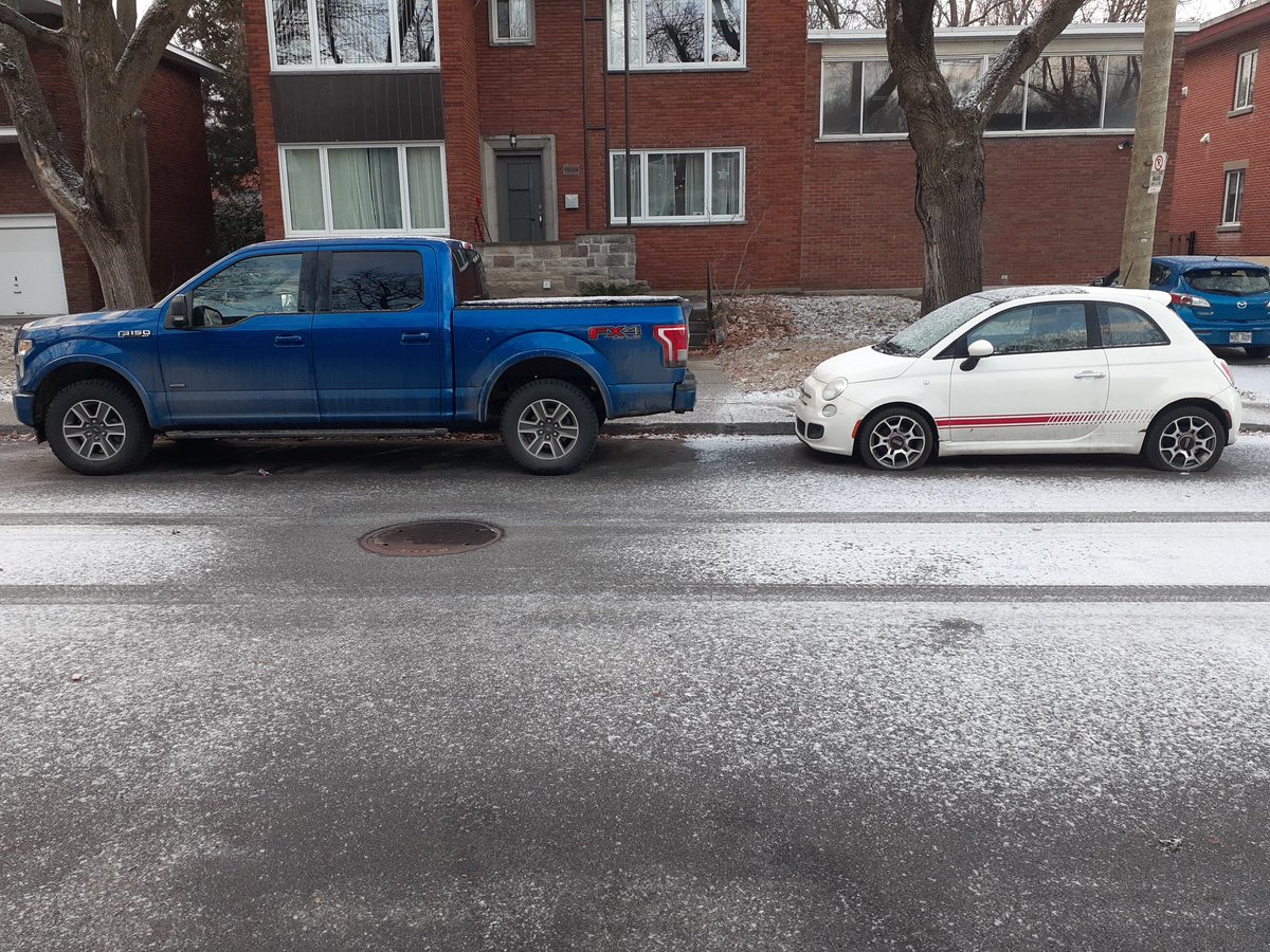ahuncycle's tweet photo. Devinez une des raisons pourquoi il y a de moins en moins de stationnement? #piétons #velomtl #pmtl #Ahuntsic #Montréal https://t.co/RKemFDXZKF