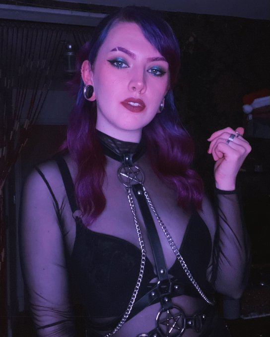 a selfie of your favourite goth domme x https://t.co/gtAGPQfwrM