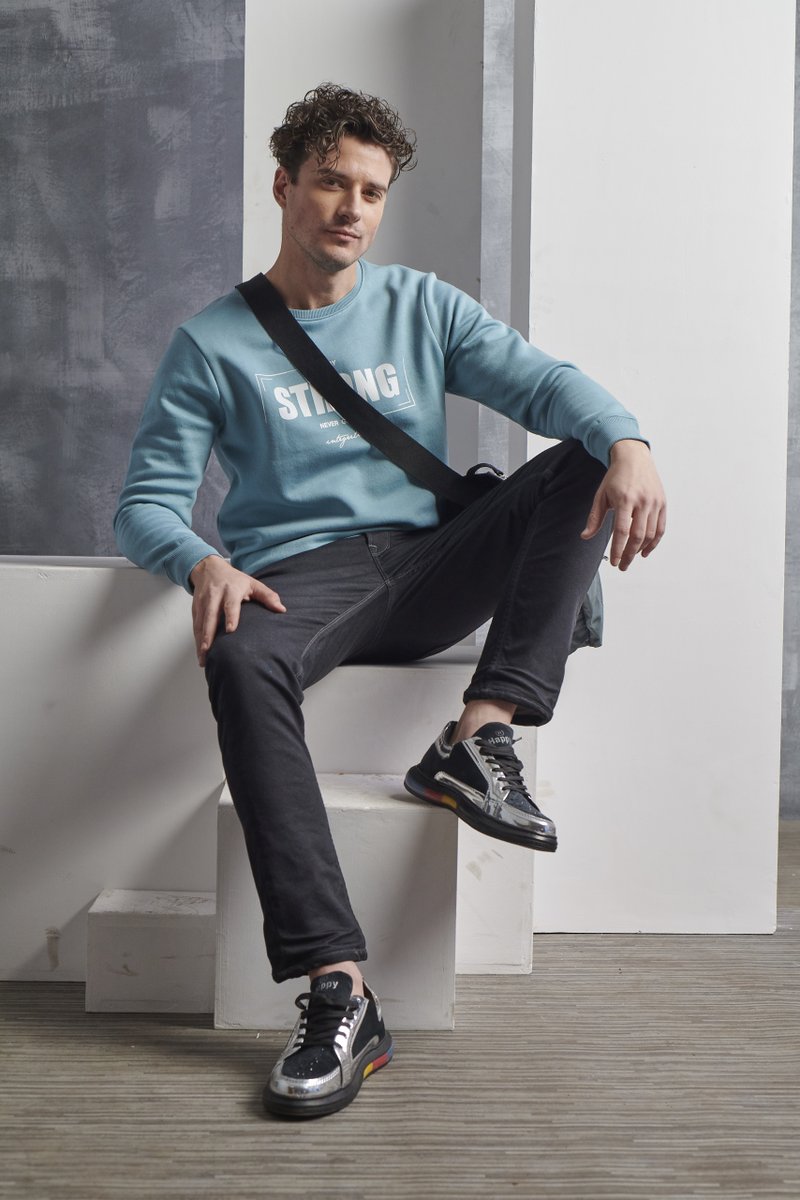 integritijeans's tweet photo. "Guys, it's time to ditch the bulky coats and embrace the sleek sophistication of a trendy sweater. Stay warm, look cool – it's a win-win situation! #WINTER #thespiritcalledyouth #showyourintegriti https://t.co/bgAJUoaXva