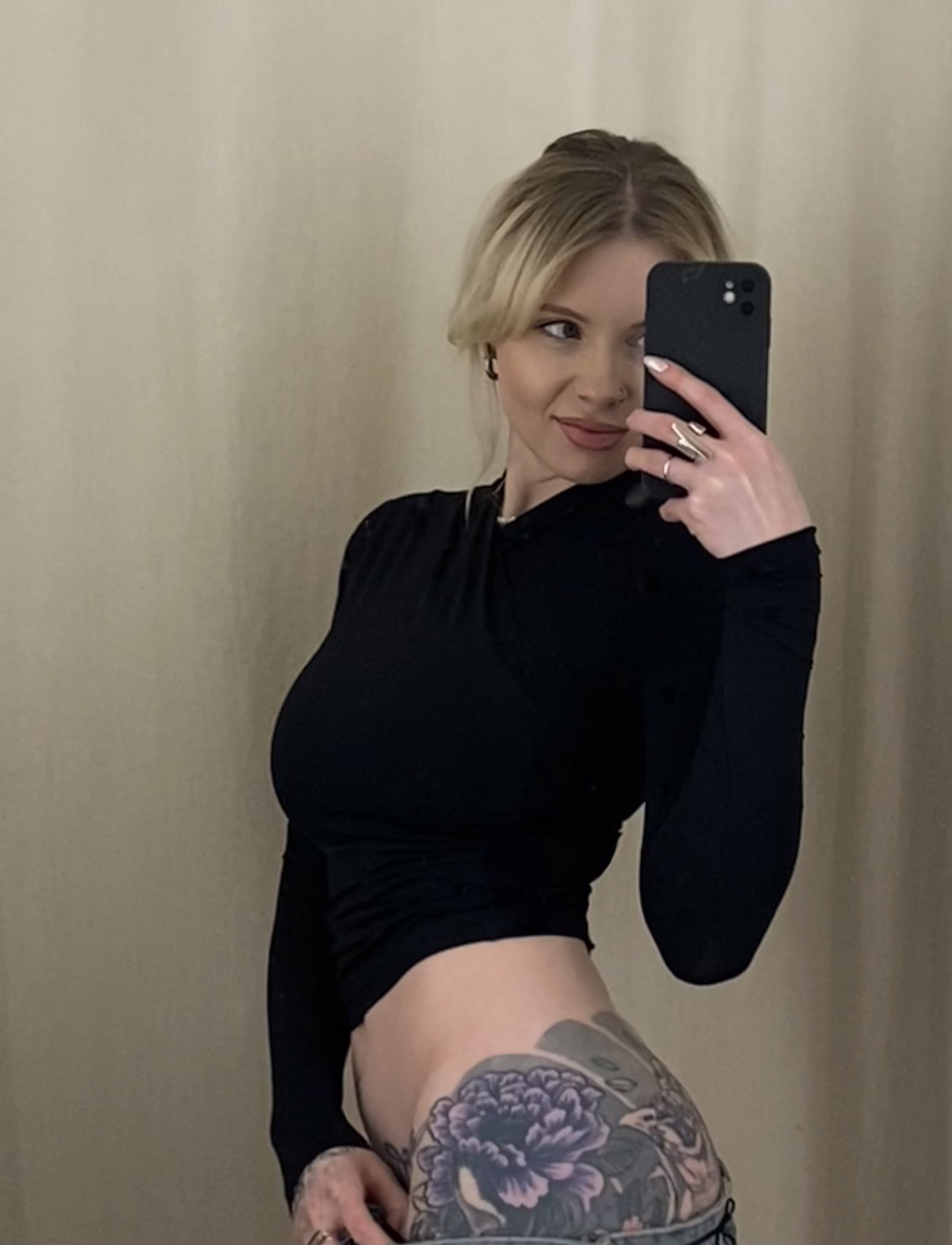 Селфи попы в примерочной  / X