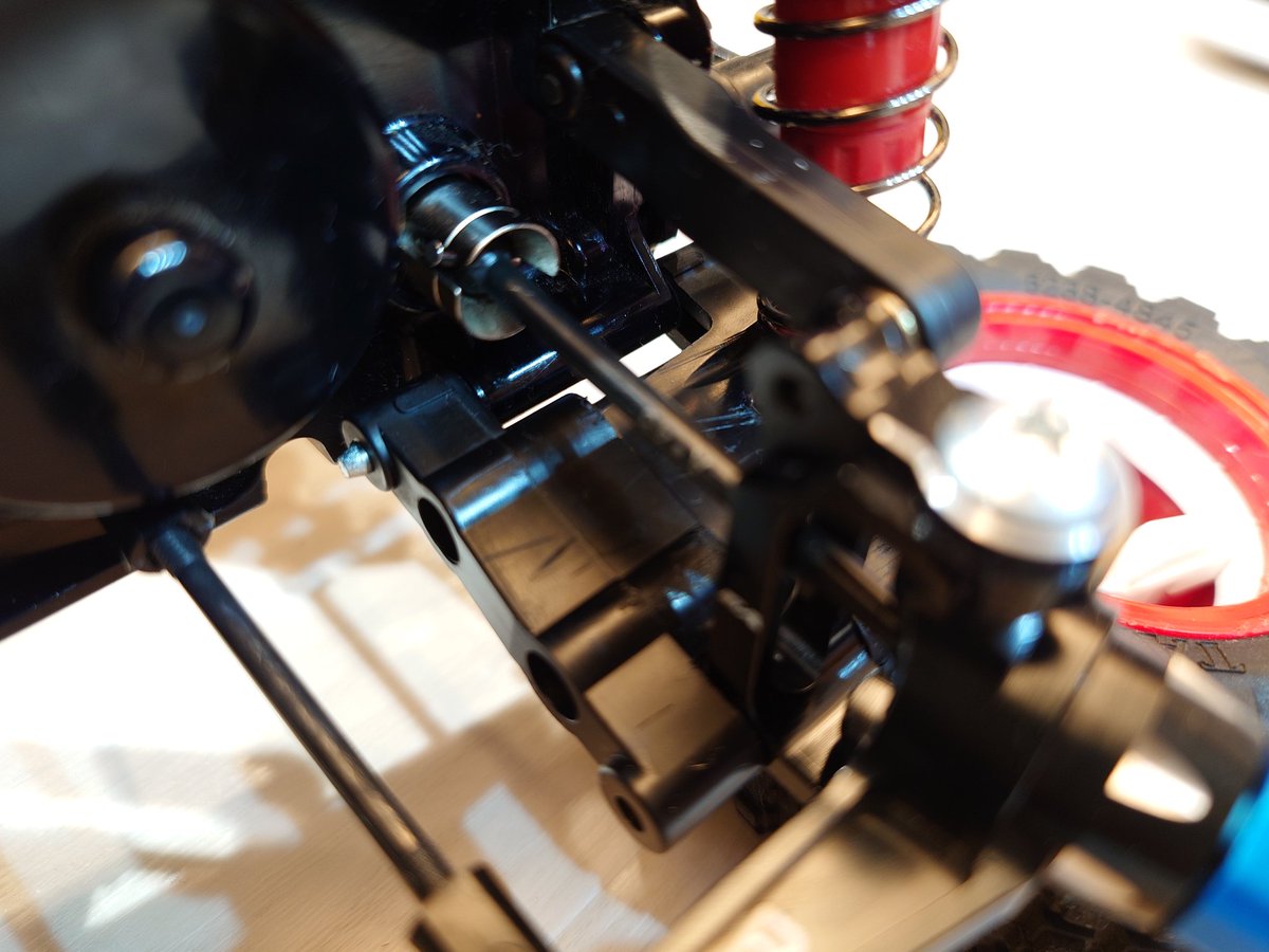 yonku007's tweet photo. フロントのユニバーサル化が完了。さらにGF01CBではどうしても転倒してしまうため、車幅を広げるべくクランプ式アルミホイールハブ9mm厚を装着。転がらないか早く試してみたい。
リヤは46mmドライブシャフトが必要な様で、また次回。
#GF01CB #ユニバーサルシャフト #コミカルホットショット https://t.co/RLaHYA9KU7