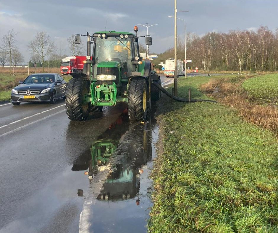 Door veel regen en hoge waterstanden ontstaat er overlast. Op zo'n 10 plekken in de gemeenten pompen we nu water weg ✔️

We maken de wegen en fietspaden daar droog, voordat het zondag gaat vriezen ❄️ We hopen zo ongelukken te voorkomen!

Meer ℹ️ via <a href="/aaenmaas/">aaenmaas</a> 

#wateroverlast