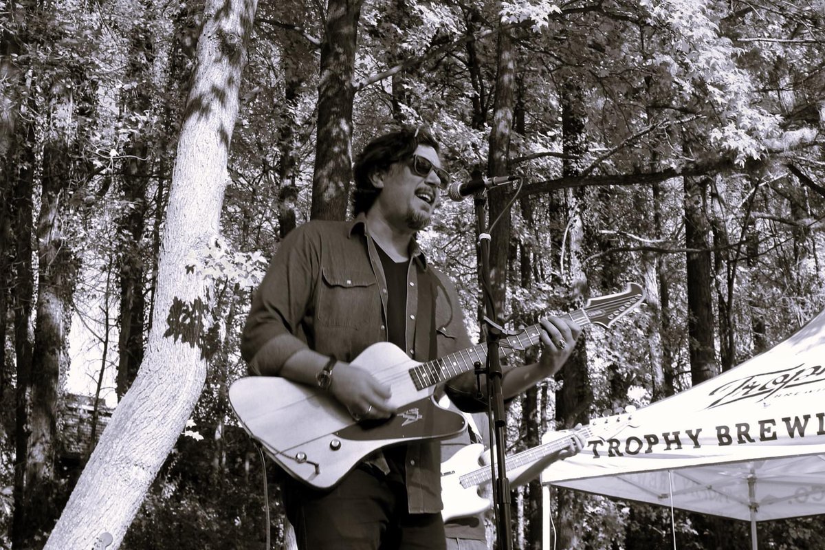 thegeorgehage's tweet photo. Another year around the sun. More jammin and hammin in 2024.
📷: Peerapon Sujjavanich
#guitar #singer #jacktheradio https://t.co/FAdJDI3gBK