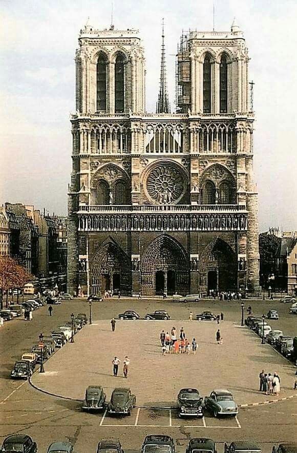 ParisAMDParis's tweet photo. Cathédrale Notre-Dame. 
1957. Paris France https://t.co/atGeBWHZQf