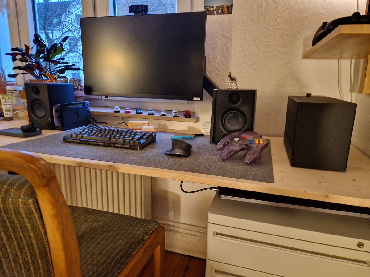 SAAD_ideas's tweet photo. @JayzTwoCents Custom keyboard 
Wireless n64 Controller 
Ghost s1 
Laptop and PC share peripherals with one click https://t.co/xLsFY1oInN