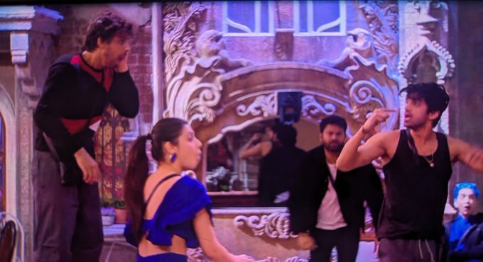 Its_vicky_790's tweet photo. Bestest &amp; Most Satisfying Moment of #BiggBoss17 season. #BB17
NATION SUPPORTS ABHISHEK https://t.co/GTZ7I1WUTc