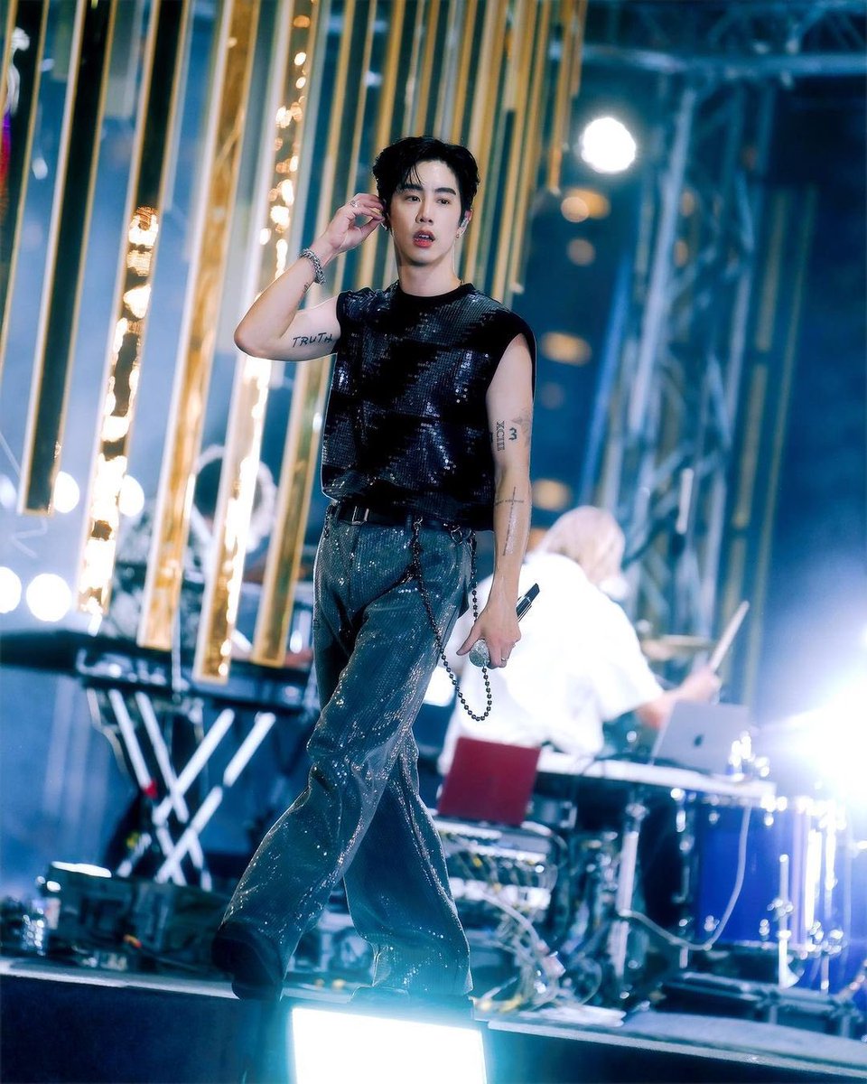 withyouMT_TH's tweet photo. 240103 ช่างภาพลงรูปของมาร์คค่ะ (1/2)

“@marktuan ในงาน Amazing Thailand Countdown 2024”

COUNTDOWN 2024 WITH MARK TUAN
#ICONSIAMxMarkTuan 
#AmazingThailandCountdown2024 
#MarkTuan #Mark #段宜恩 #마크 
@DNAmngmnt https://t.co/yeB6GffO9Q