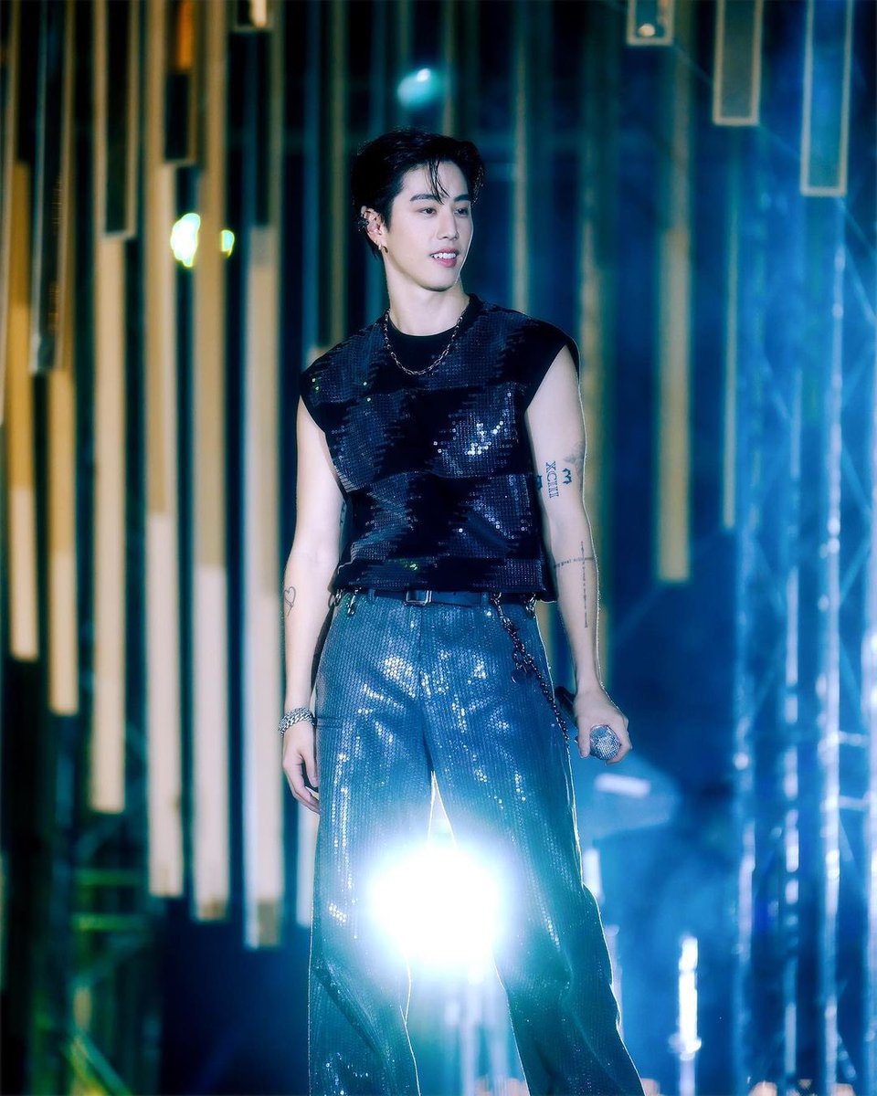 withyouMT_TH's tweet photo. 240103 ช่างภาพลงรูปของมาร์คค่ะ (1/2)

“@marktuan ในงาน Amazing Thailand Countdown 2024”

COUNTDOWN 2024 WITH MARK TUAN
#ICONSIAMxMarkTuan 
#AmazingThailandCountdown2024 
#MarkTuan #Mark #段宜恩 #마크 
@DNAmngmnt https://t.co/yeB6GffO9Q