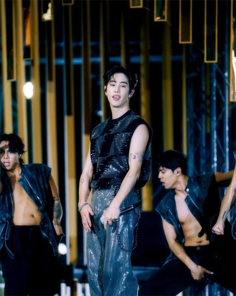 withyouMT_TH's tweet photo. 240103 ช่างภาพลงรูปของมาร์คค่ะ (1/2)

“@marktuan ในงาน Amazing Thailand Countdown 2024”

COUNTDOWN 2024 WITH MARK TUAN
#ICONSIAMxMarkTuan 
#AmazingThailandCountdown2024 
#MarkTuan #Mark #段宜恩 #마크 
@DNAmngmnt https://t.co/yeB6GffO9Q