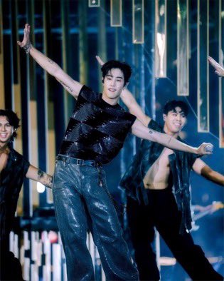 withyouMT_TH's tweet photo. 240103 ช่างภาพลงรูปของมาร์คค่ะ (2/2)

“@marktuan ในงาน Amazing Thailand Countdown 2024”

COUNTDOWN 2024 WITH MARK TUAN
#ICONSIAMxMarkTuan 
#AmazingThailandCountdown2024 
#MarkTuan #Mark #段宜恩 #마크 
@DNAmngmnt https://t.co/o3TYAh3vVw