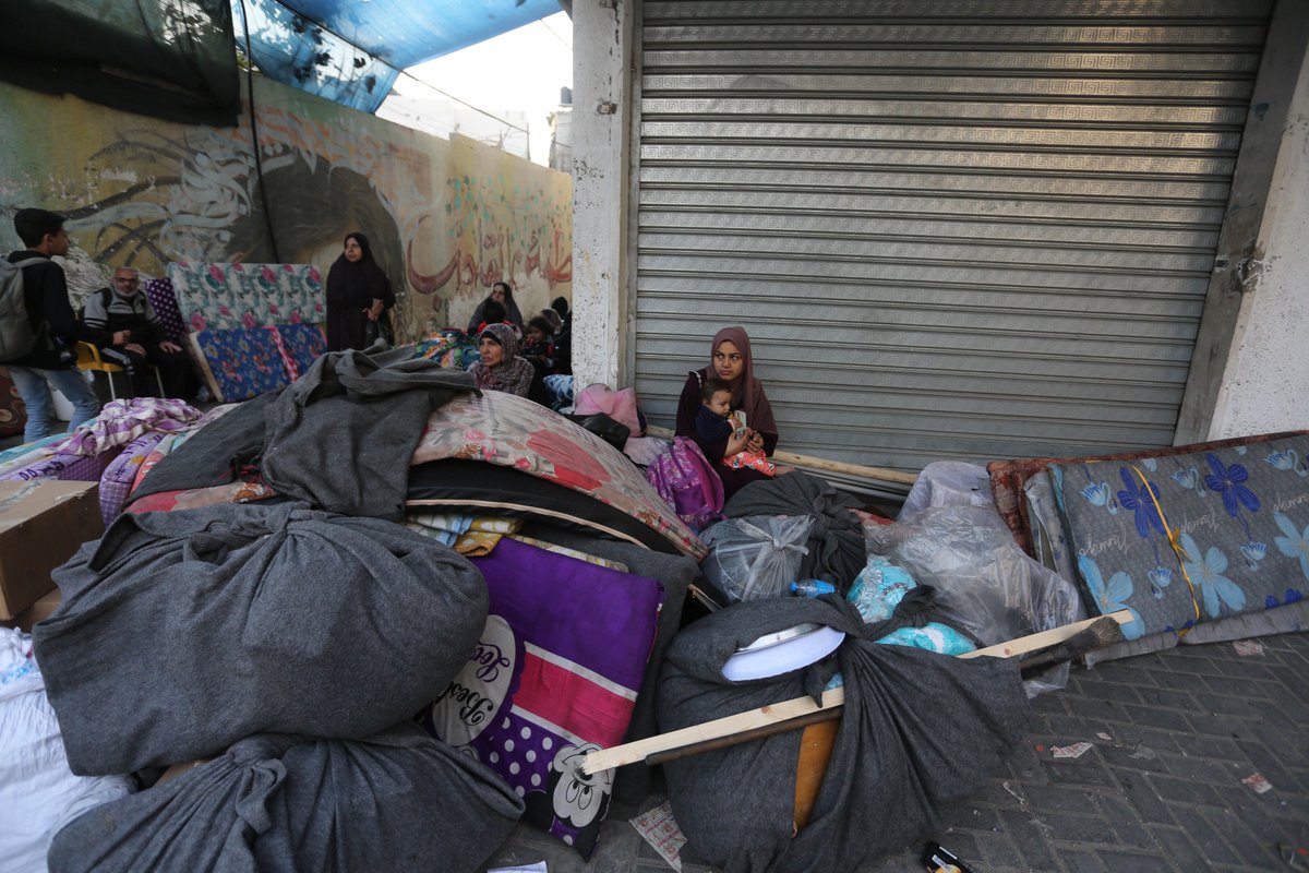 UNRWA's tweet photo. 📍#Gaza 1.9 million displaced people face alarming spread of infectious diseases🚨

@WHO:
🔺180K people with upper respiratory infections
🔺+136K cases of diarrhoea, 1/2 children under 5
🔺+55K cases of lice &amp; scabies
🔺+5K chickenpox cases

Each day, the situation deteriorates. https://t.co/BuAEqOp7h8