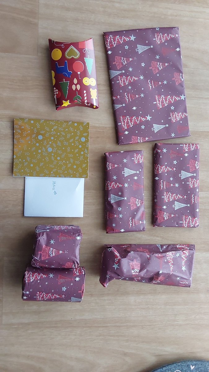 PeSoTa1's tweet photo. Schaut euch nur mal all die Speyrer Leckereien und das tolle Badesalz und das hübsche Notizheft an, die mir mein Twichtel ein 2. Mal geschickt hat. Ich lieb's alles und danke @MotzyMcPhee von Herzen ❤️❤️❤️  @Twichteln_GER https://t.co/0gfT3wOjOw