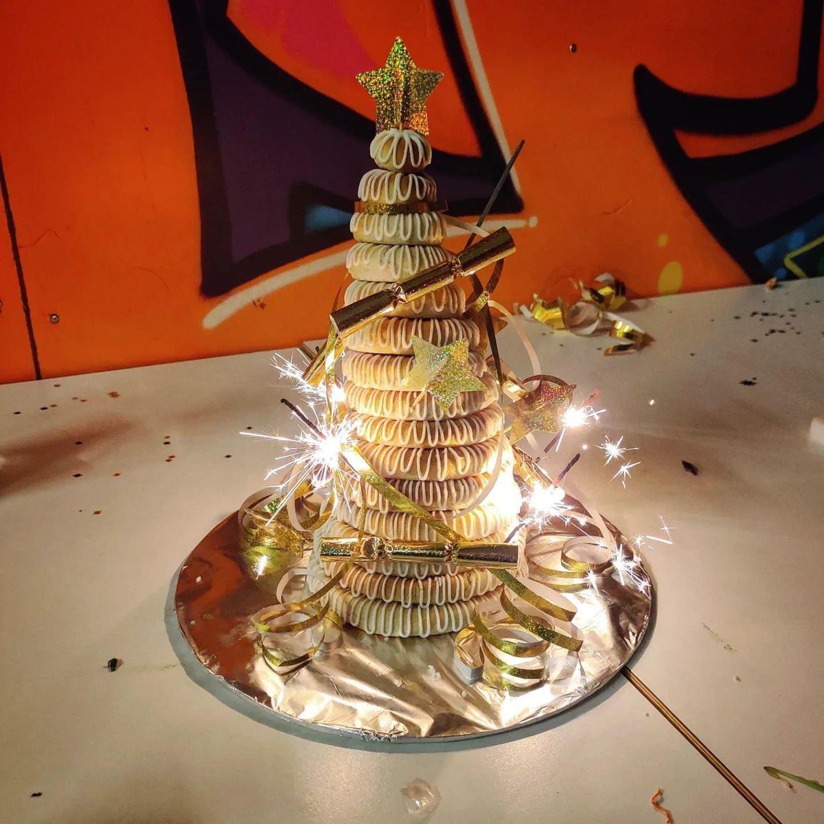 For mange unge kan nytårsaften være svær. Bliver man ikke inviteret til fest, tager følelsen af skam og ensomhed hurtigt over. 

Sådan var der ingen, der havde det hos os nytårsaften! Vi sluttede 2023 med et brag af en fest for unge fra vores mødesteder 🧡🎉