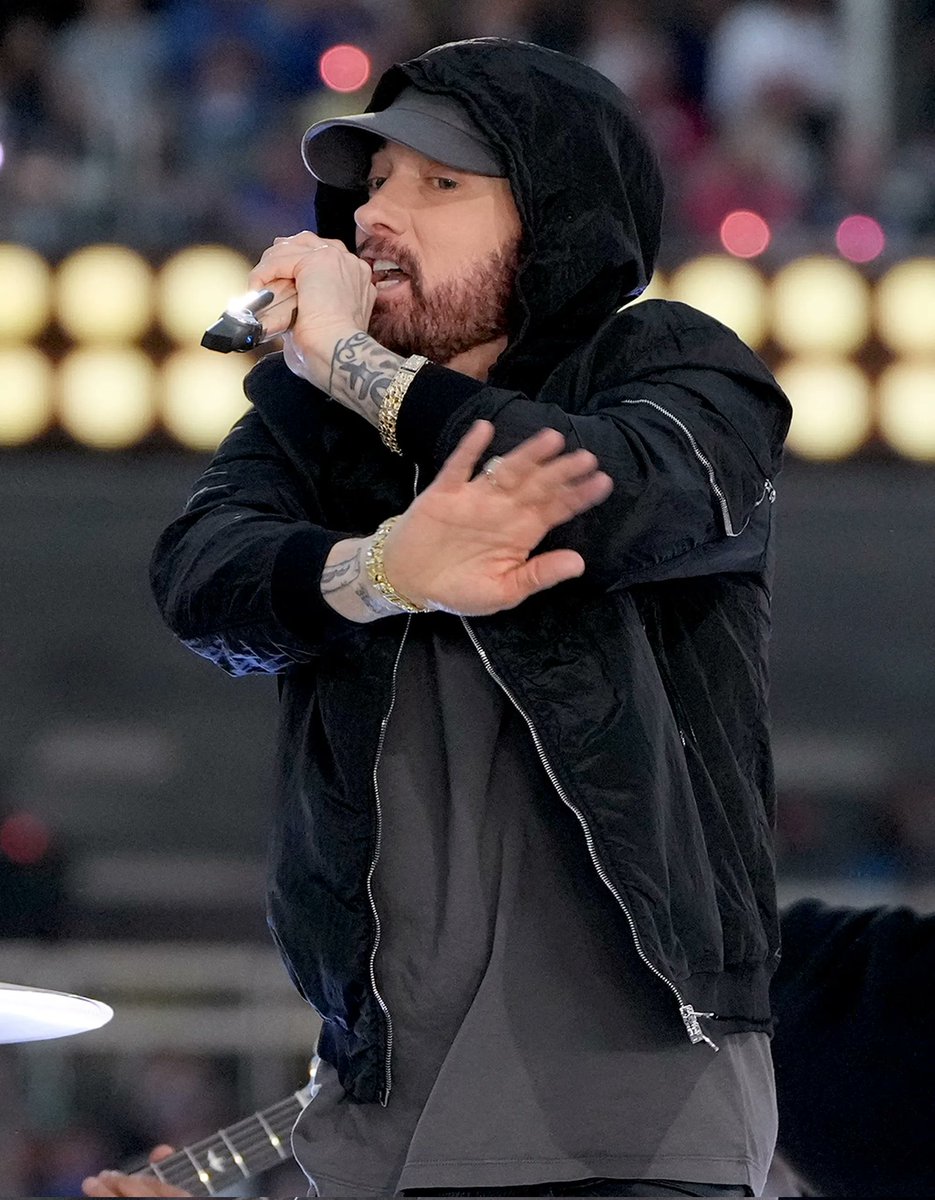 Un verdadero fan de Eminem sabe que es lista no significa nada ,hay cosas políticas por atrás,por dios Eminem nisiquiera quiso vivir en Hollywood porque sabe las cosas que pasan,quiso criar a sus hijas en Detroit lejos de toda esa oscuridad @Eminem jamás dudaré de ti ❤ te amo