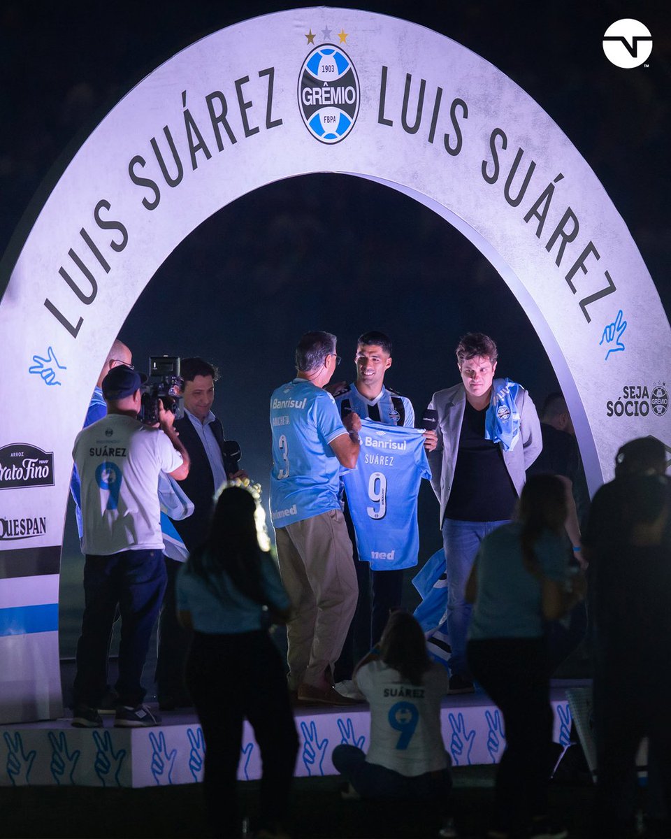 TNTSportsBR's tweet photo. Há um ano, Luis Suárez era apresentado como novo reforço do Grêmio. O resto é história! 👏🇺🇾 https://t.co/Knyig49SEW