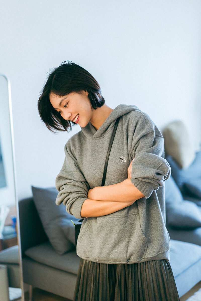 试用了下刚出的 DALL-E 4 turbo text-image model。真的太厉害啦，感觉以后摄影师都要被淘汰了，增强了皮肤细节，不再是过去一眼假的 AI 脸，虚化处理也更加贴合真实的镜头光圈，对于亚洲人的面部建模也更加自然。😊