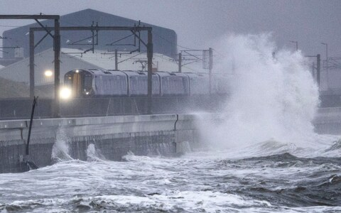 MattanzaMFedora's tweet photo. Storm Gerrit has destroyed parts of England &amp; the British government is doing NOTHING to help us!
Low-income families in England, Wales &amp; Scotland deserve better, but British elites from all three of our countries refuse to do anything!
.
.
#EnglishDevoREF #StormGerrit #England https://t.co/h2IvL8Fzc8