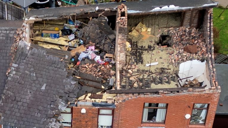 MattanzaMFedora's tweet photo. Storm Gerrit has destroyed parts of England &amp; the British government is doing NOTHING to help us!
Low-income families in England, Wales &amp; Scotland deserve better, but British elites from all three of our countries refuse to do anything!
.
.
#EnglishDevoREF #StormGerrit #England https://t.co/h2IvL8Fzc8