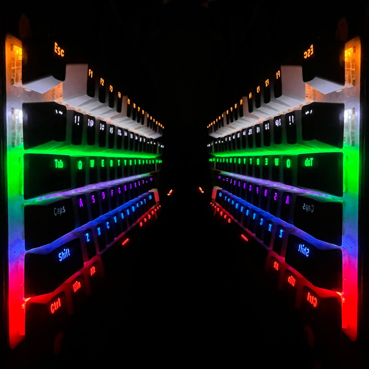 Infinity #infinity #infinito #tunel #tunnel #teclado #keyboard #simetry #simetria #luces #lights #computer #computadora #pc #personalcomputer #ordenador #keys #teclas #macro #macrofotografia #macrophotography