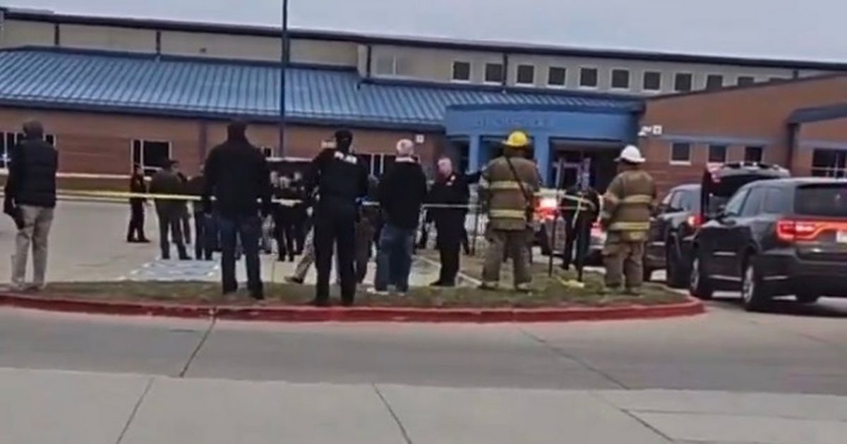 DailyMirror's tweet photo. Fears multiple hurt as cops swoop on high school over active shooter - updates #PerryHigh School #Iowa https://t.co/m5YbkXqGV2 https://t.co/q7kZ55UefX