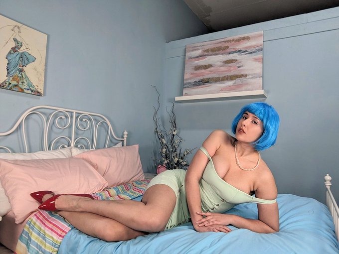 The first person who can guess the themes of the 2 Marge Simpsons clips I shot gets a surprise. https://t