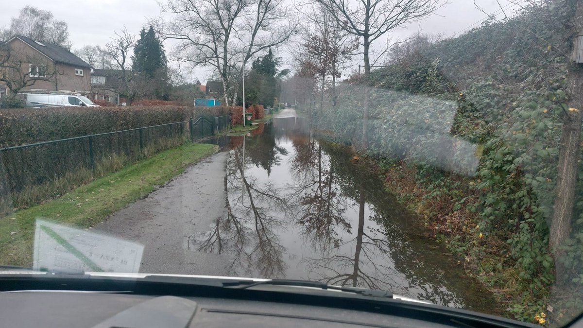Door de hevige regenval van de afgelopen periode zijn meerdere wegen ondergelopen met water. Op een aantal wegen is de overlast zo groot dat we deze wegen af moeten sluiten. We kunnen de veiligheid van weggebruikers niet meer garanderen: heuvelrug.nl/wegen-afgeslot…