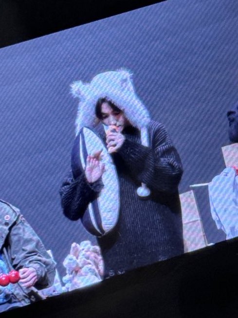 _mibbi's tweet photo. 아니 멤버들이랑 나눠 먹게 될까봐 
10봉지 넣었는데 
팬싸 끝나고 열어보니까 9봉지인 거임
친구 영상 돌려보니까 
횬토리가 야금야금 먹음 🥹🥹

#현재 https://t.co/7VvH8gfa0G